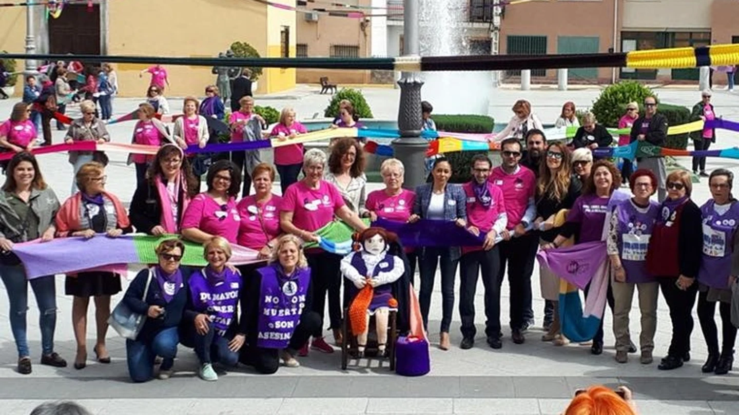 Voluntarias de la asociación con la bufanda kilométrica Voluntarias de la asociación con la bufanda kilométrica