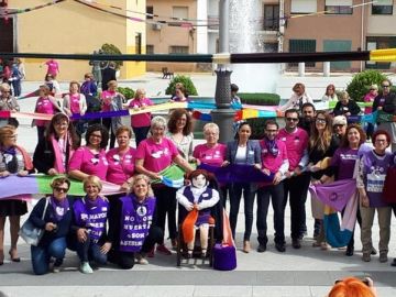 Voluntarias de la asociación con la bufanda kilométrica Voluntarias de la asociación con la bufanda kilométrica