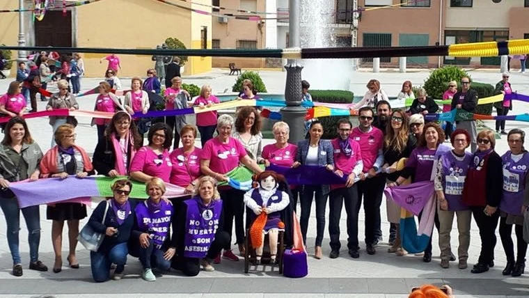 Voluntarias de la asociación con la bufanda kilométrica