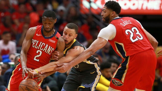 Curry intenta robar el bal&oacute;n entre Holiday y Davis
