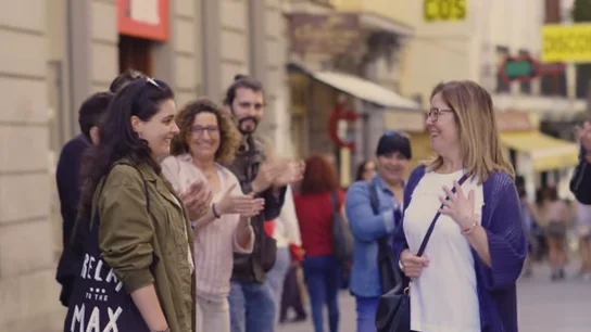 Frame del vídeo que pide hacer un pasillo a las madres por su día Frame del vídeo que pide hacer un pasillo a las madres por su día