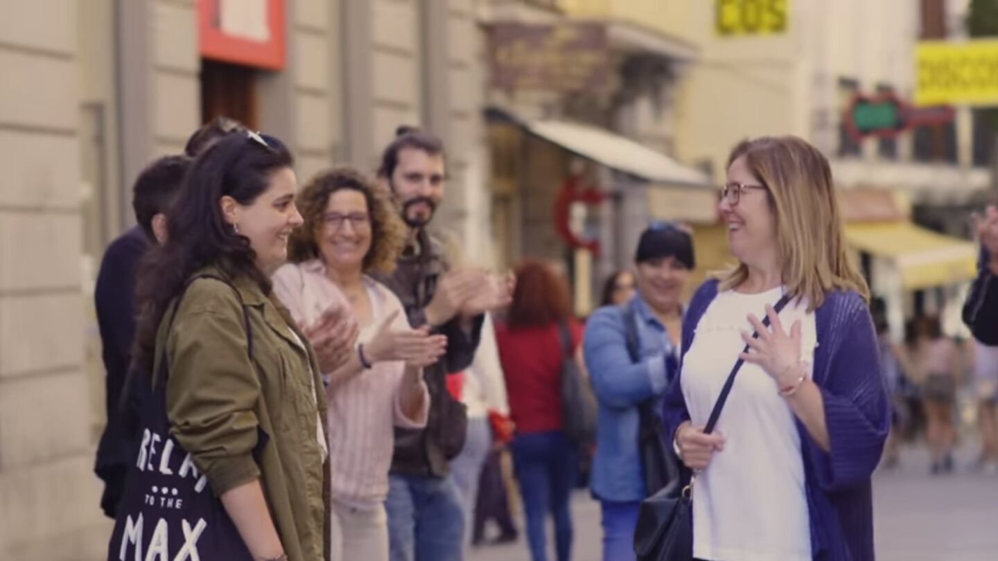Frame del v&iacute;deo que pide hacer un pasillo a las madres por su d&iacute;a