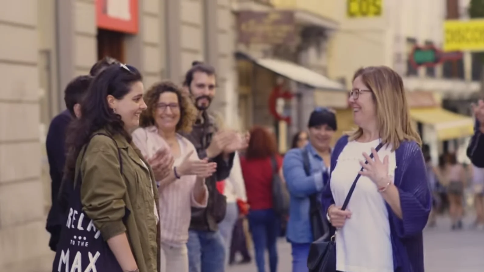 Frame del vídeo que pide hacer un pasillo a las madres por su día