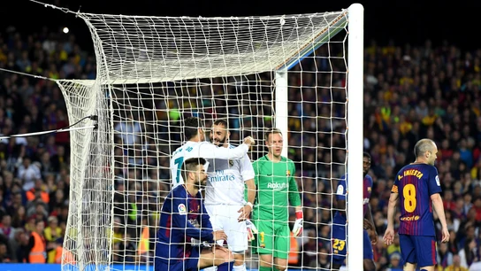 Cristiano Ronaldo y Benzema se abrazan tras el gol del portugués en el Camp Nou Cristiano Ronaldo y Benzema se abrazan tras el gol del portugués en el Camp Nou