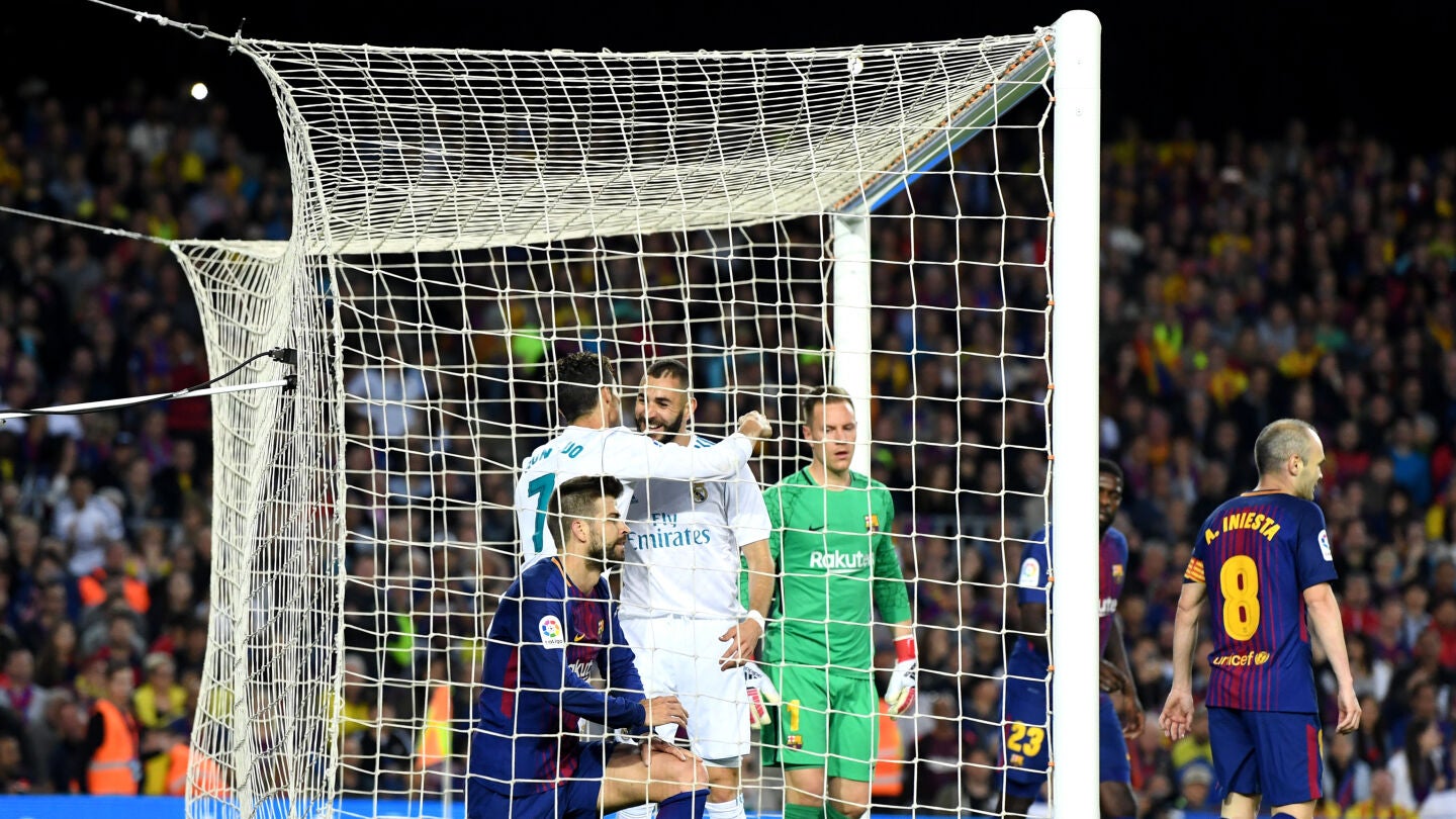 Cristiano Ronaldo y Benzema se abrazan tras el gol del portugu&eacute;s en el Camp Nou