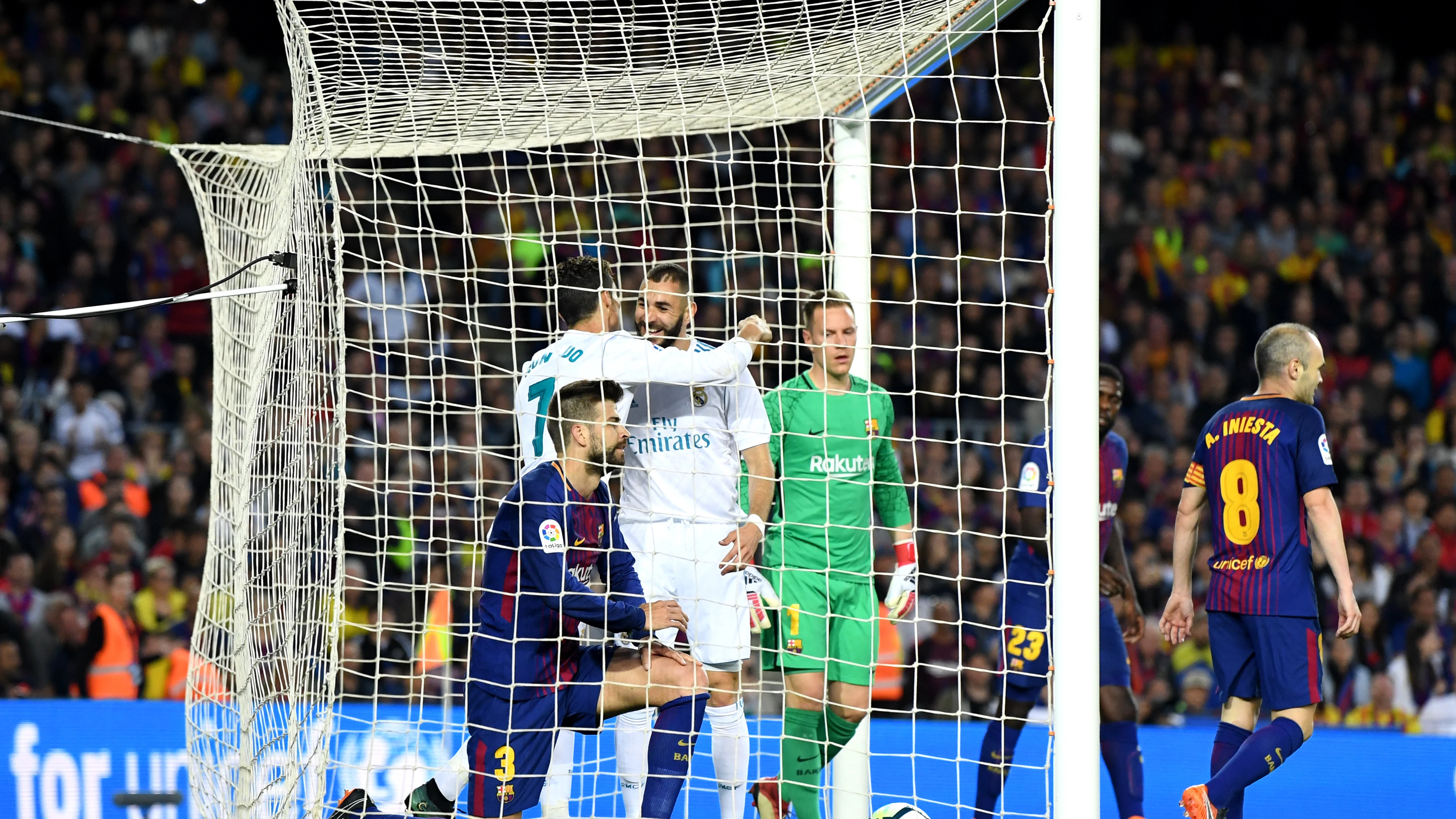 Cristiano Ronaldo y Benzema se abrazan tras el gol del portugués en el Camp Nou