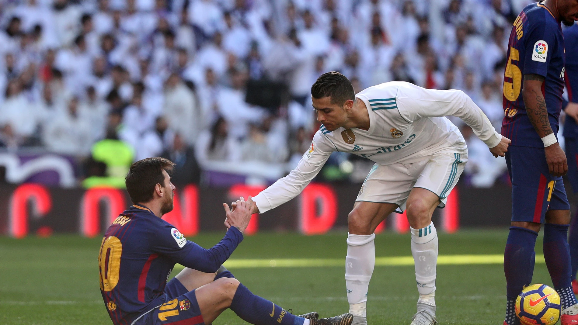 Cristiano Ronaldo ayuda a Messi a levantarse