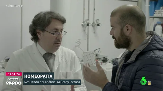 Ricardo Pardo junto a un científico Ricardo Pardo junto a un científico