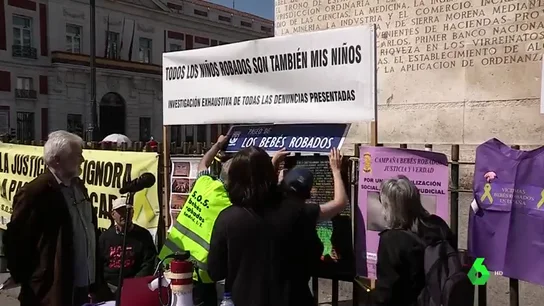 Concentración de "bebés robados" por el día de la madre Concentración de "bebés robados" por el día de la madre