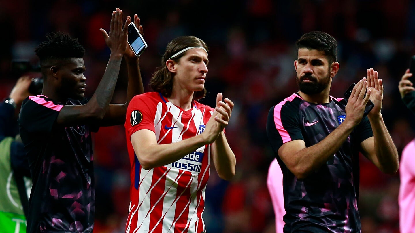 Filipe Luis aplaude a la afici&oacute;n del Atl&eacute;tico de Madrid