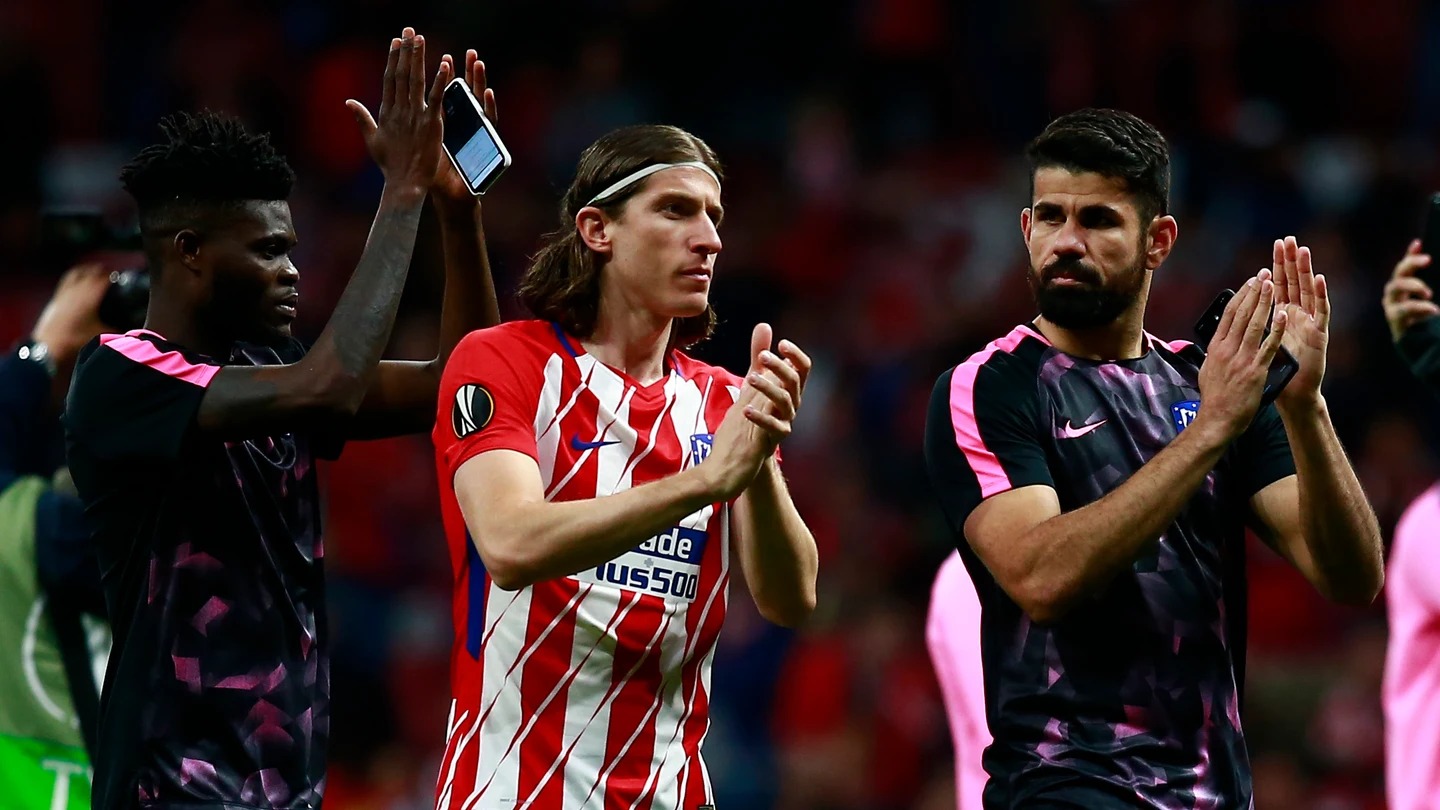 Filipe Luis aplaude a la afición del Atlético de Madrid Filipe Luis aplaude a la afición del Atlético de Madrid