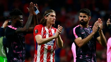 Filipe Luis aplaude a la afición del Atlético de Madrid