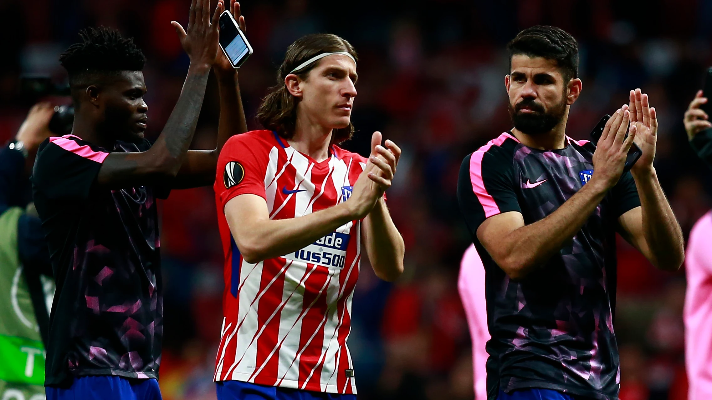 Filipe Luis aplaude a la afición del Atlético de Madrid