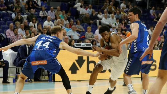 Randle protege el balón Randle protege el balón