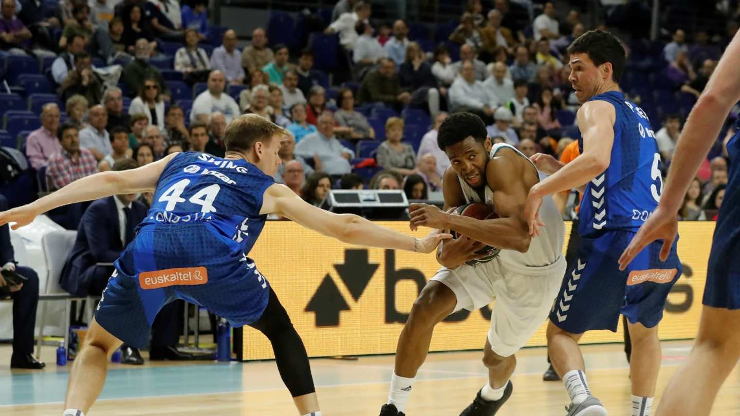 Randle protege el balón Randle protege el balón
