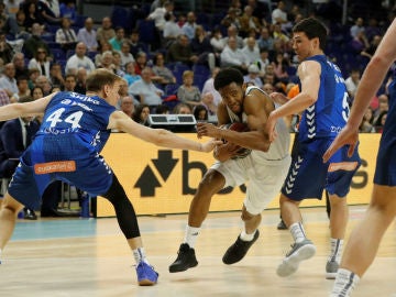Randle protege el balón Randle protege el balón