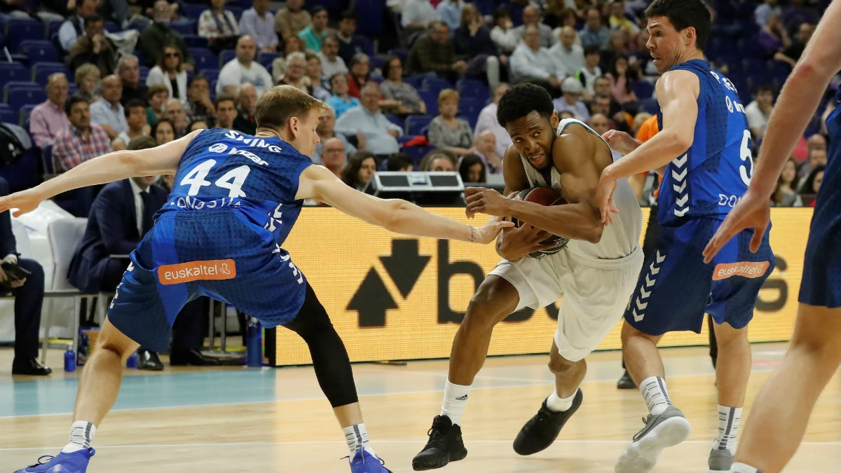 Randle protege el balón