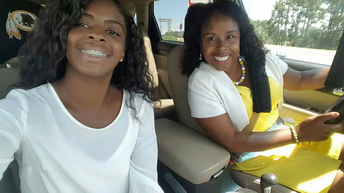 Kaliyah Mobley posa para un selfie con Gloria Williams