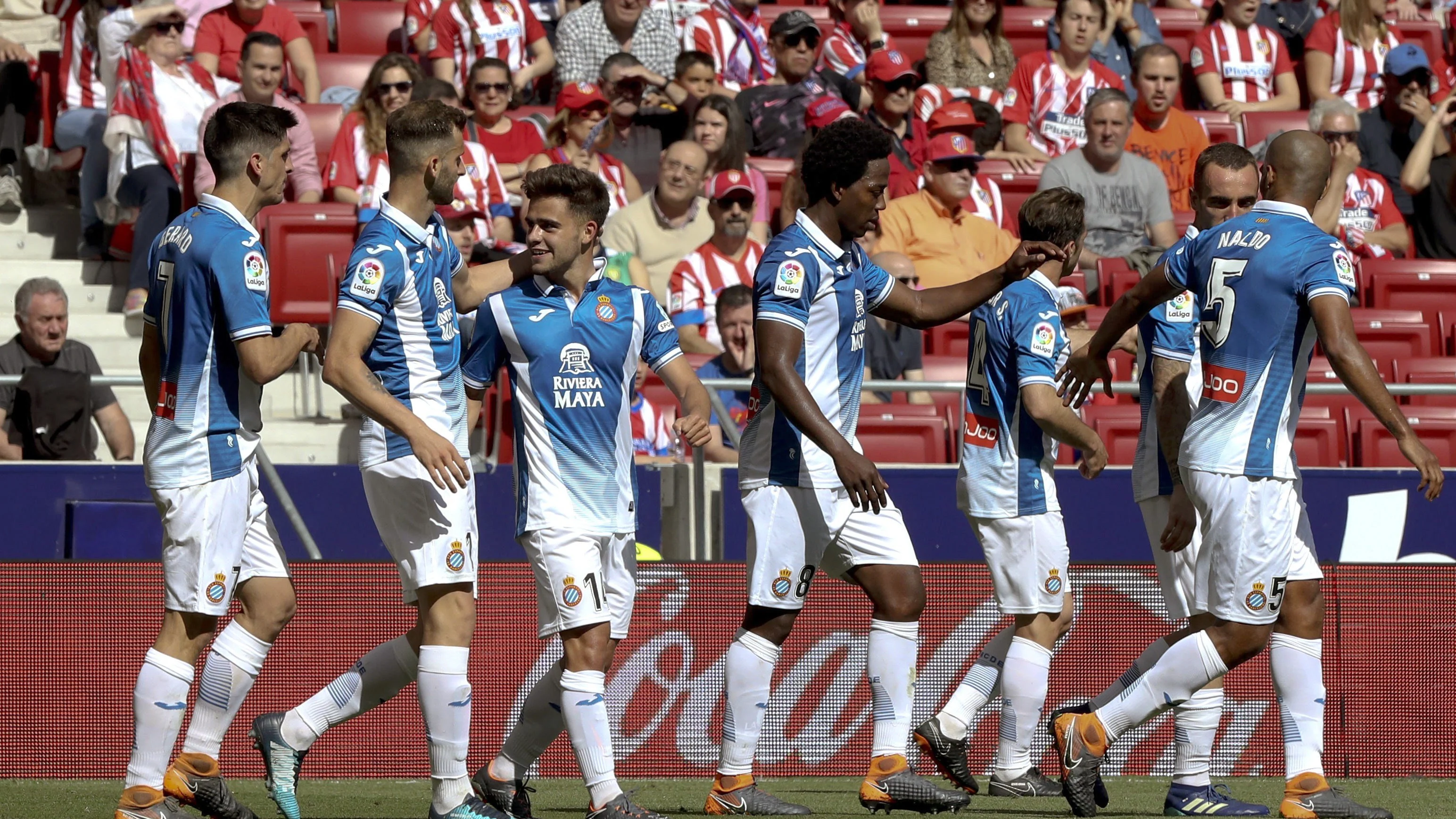 Los jugadores del Espanyol celebran su gol contra el Atlético de Madrid