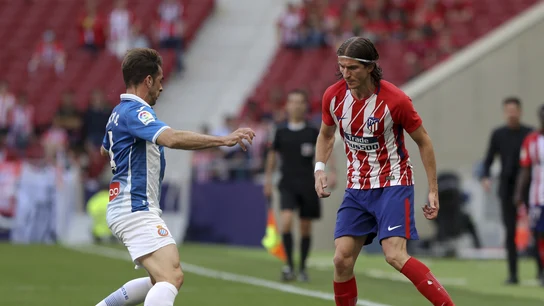 Filipe Luis encara en el partido contra el Espanyol Filipe Luis encara en el partido contra el Espanyol