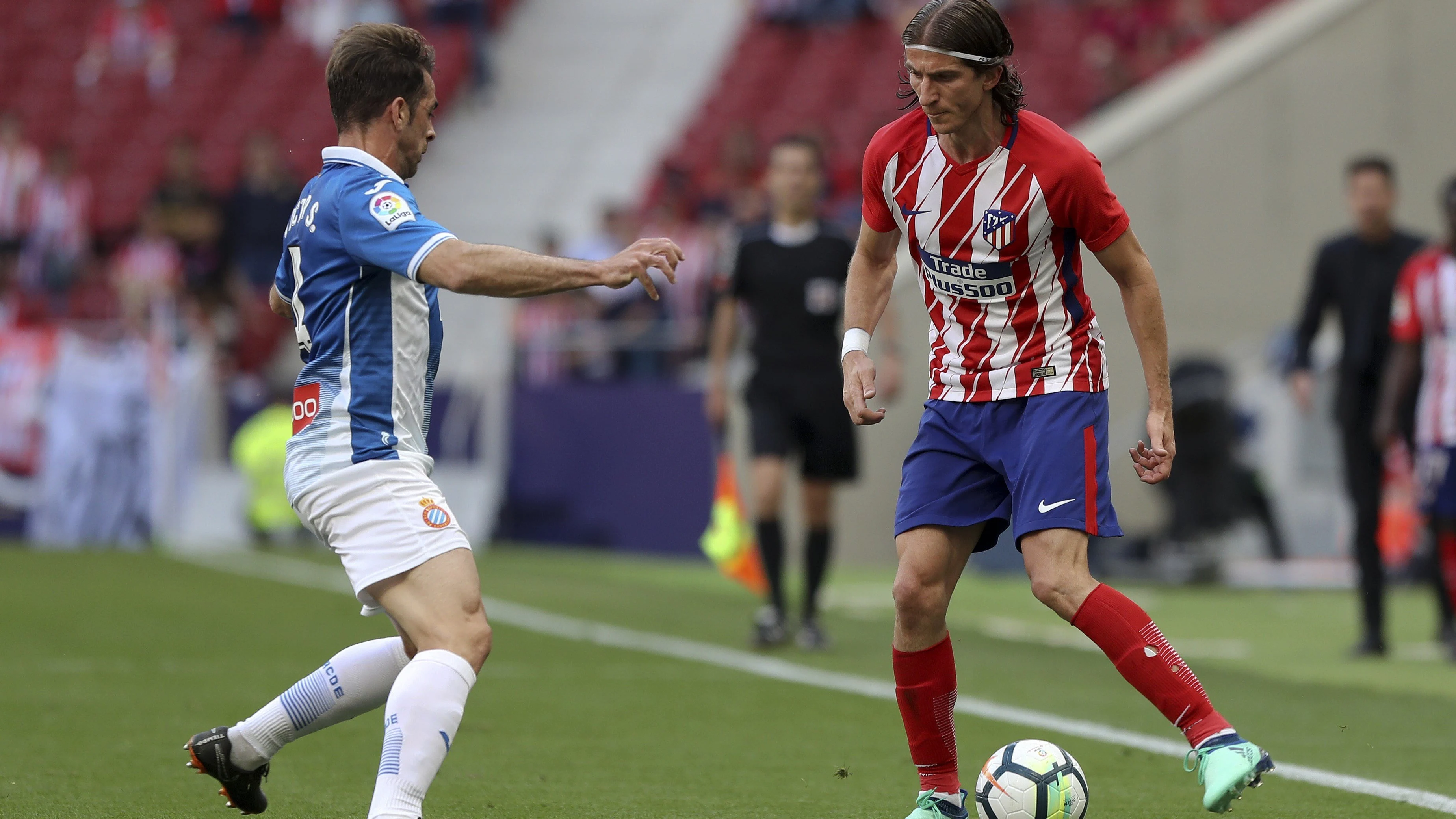 Filipe Luis encara en el partido contra el Espanyol