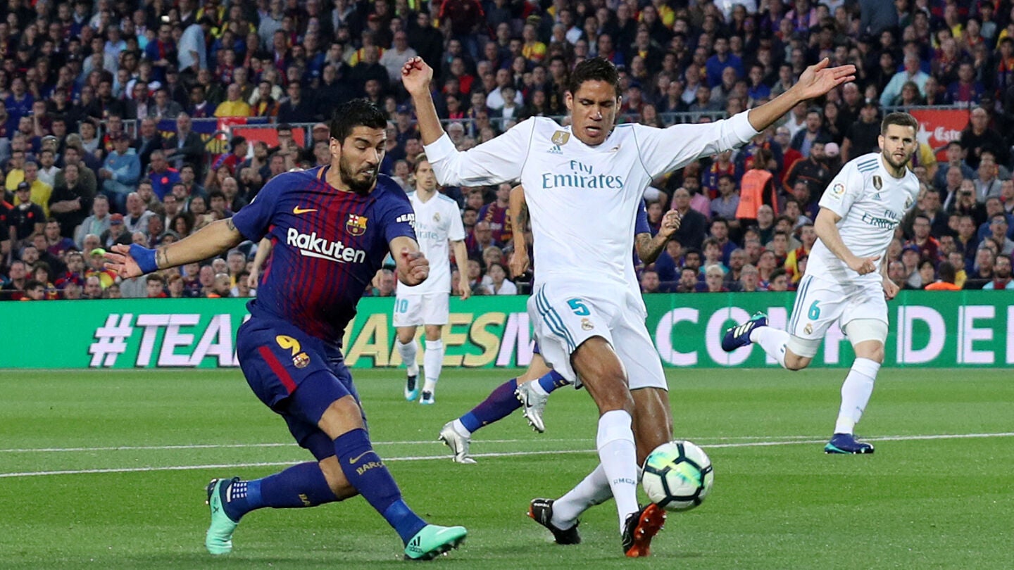 Suarez y Varane disputando un bal&oacute;n