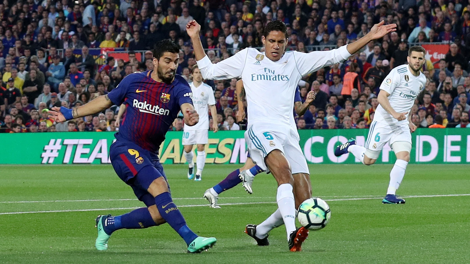 Suarez y Varane disputando un balón