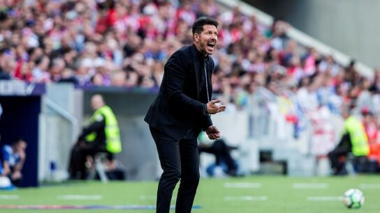 Simeone da indicaciones en la banda contra el Espanyol