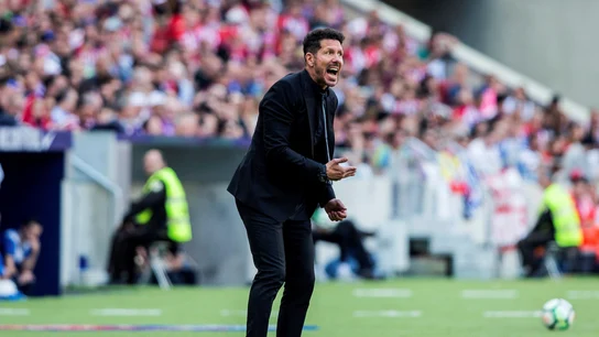 Simeone da indicaciones en la banda contra el Espanyol Simeone da indicaciones en la banda contra el Espanyol
