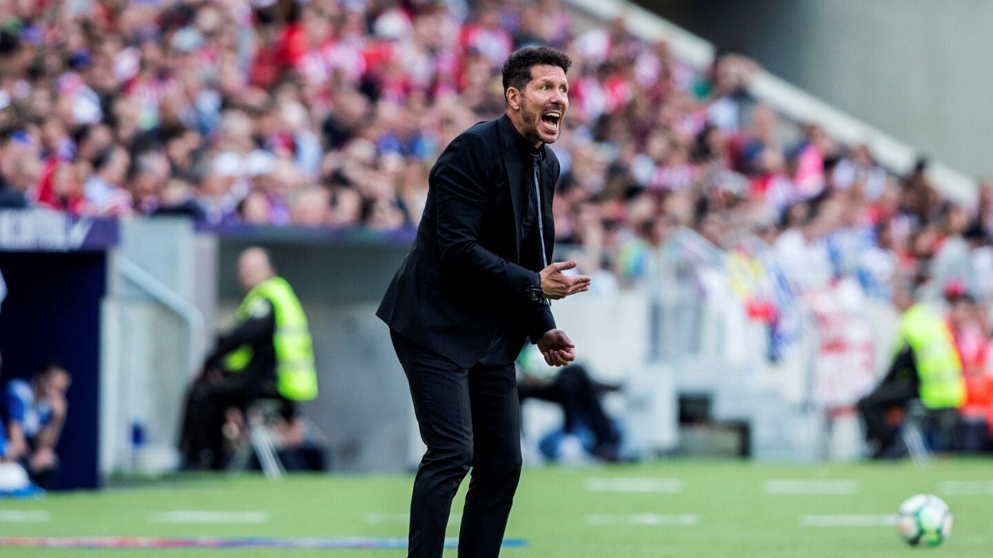 Simeone da indicaciones en la banda contra el Espanyol