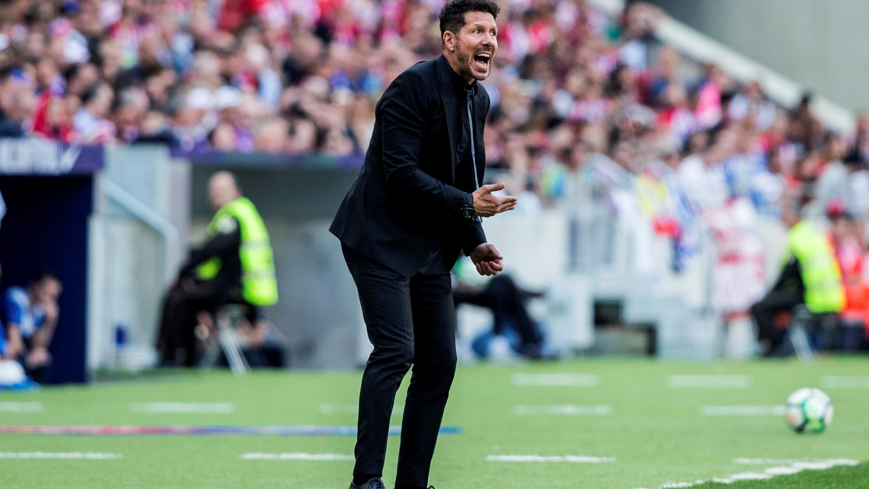 Simeone da indicaciones en la banda contra el Espanyol