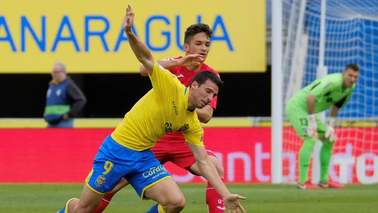 Calleri y David Alba pugnan por la posesión del balón Calleri y David Alba pugnan por la posesión del balón