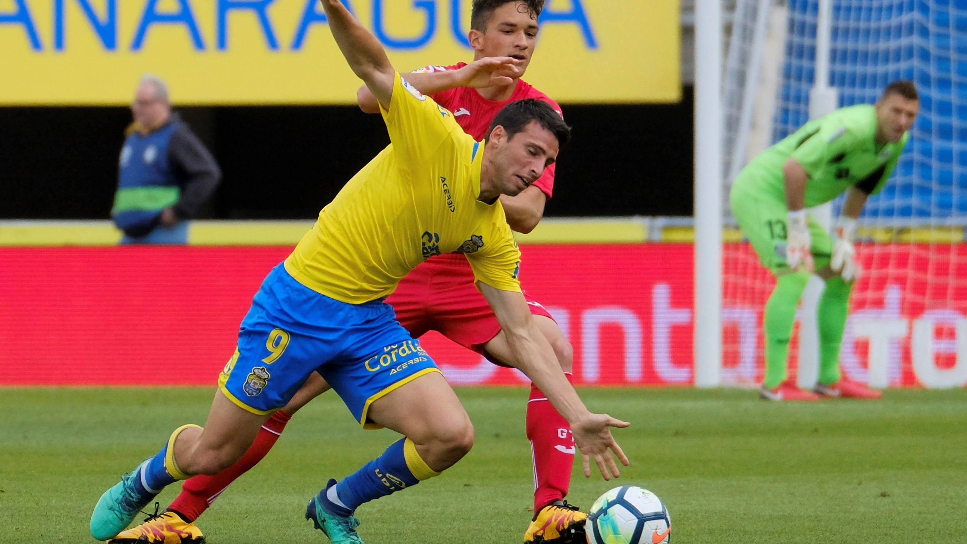 Calleri y David Alba pugnan por la posesión del balón