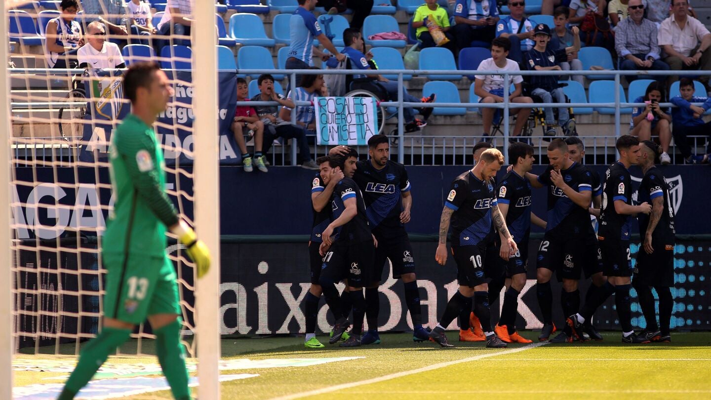 Los jugadores del Alav&eacute;s celebran uno de los goles contra el M&aacute;laga