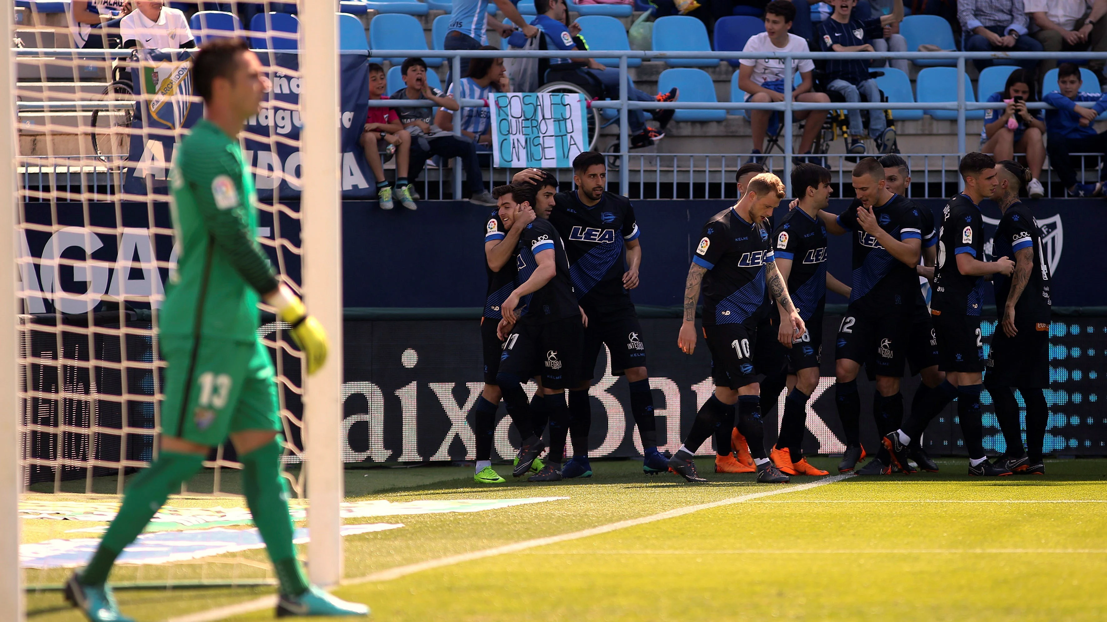 Los jugadores del Alavés celebran uno de los goles contra el Málaga