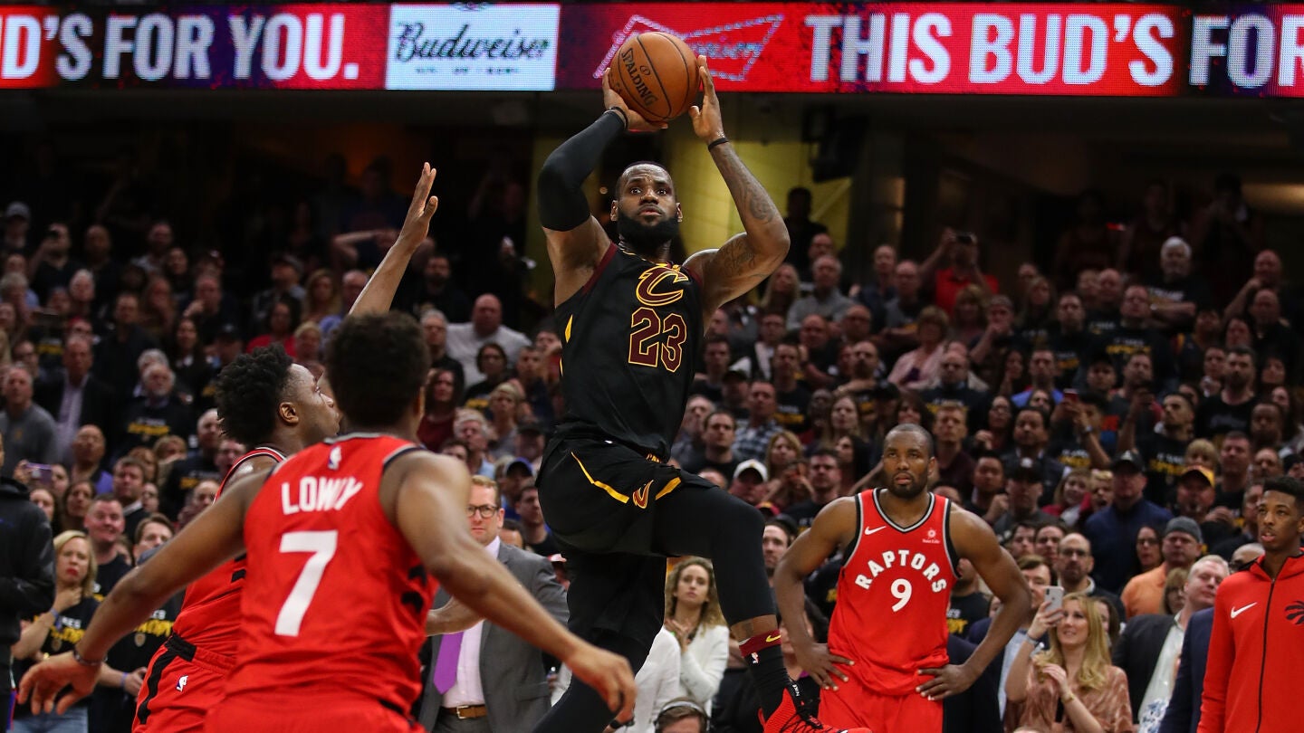 La canasta de LeBron James para dar el triunfo a los Cavaliers contra los Raptors