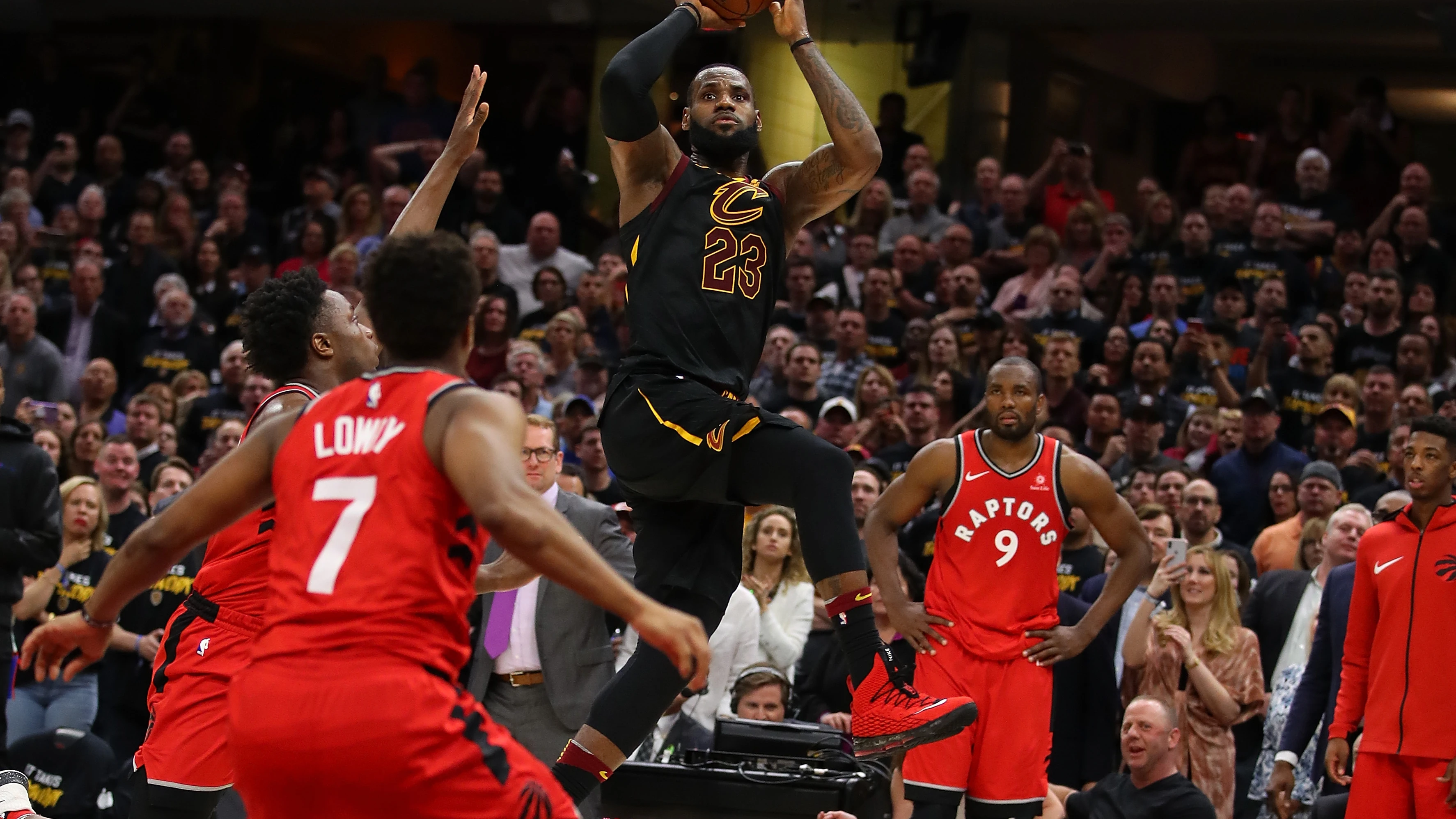 La canasta de LeBron James para dar el triunfo a los Cavaliers contra los Raptors