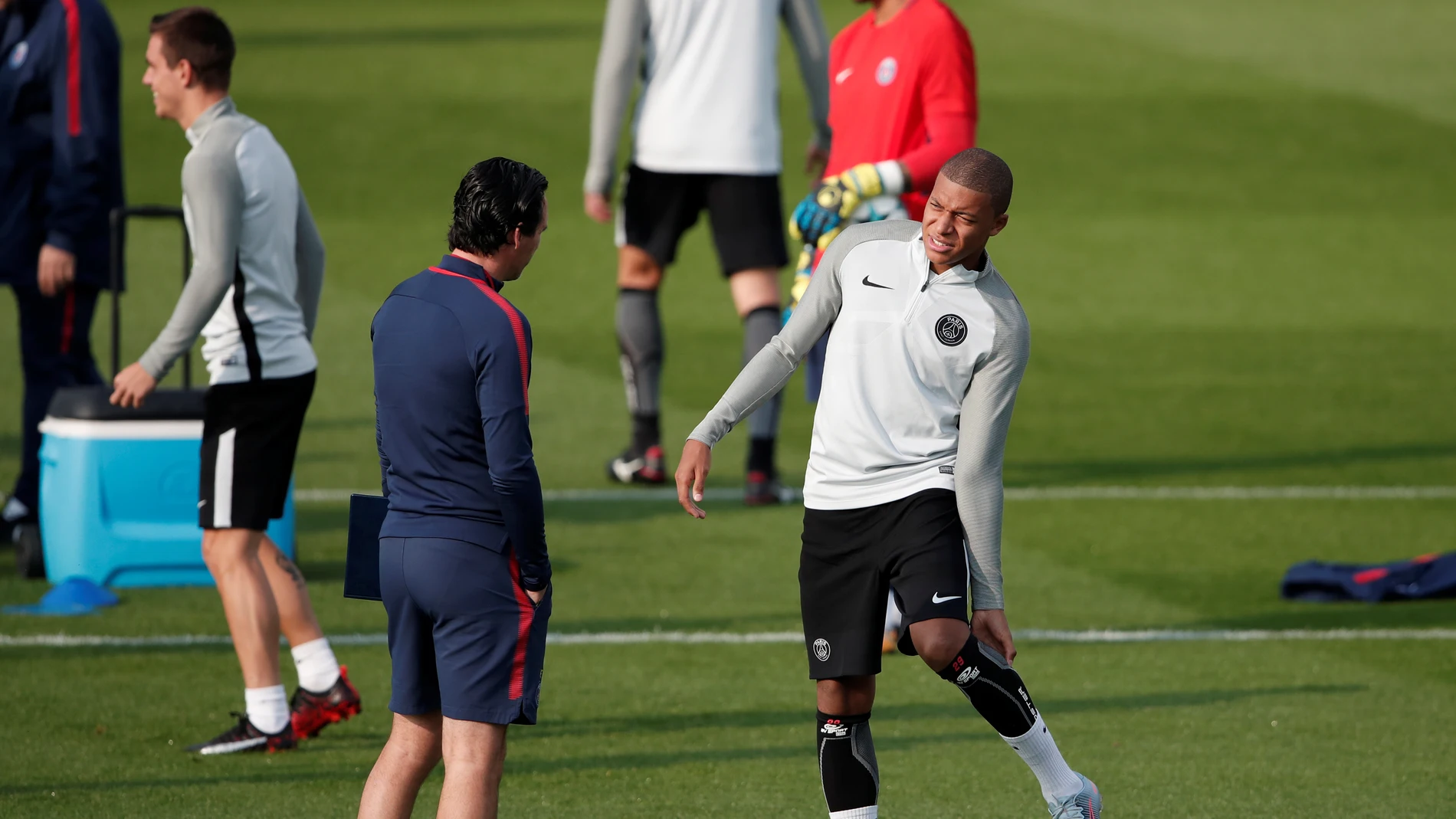 Emery habla con Mbappé en un entrenamiento