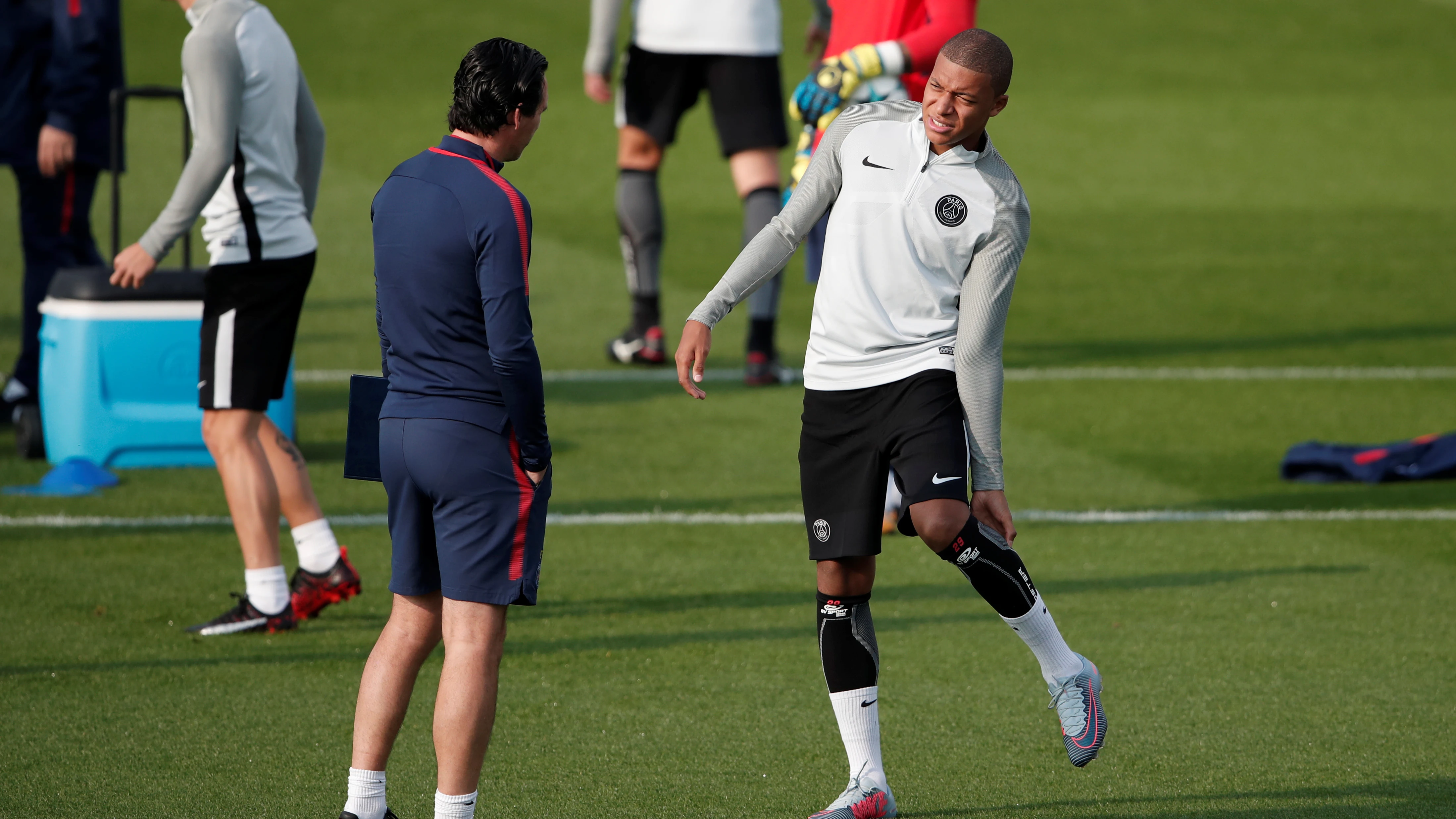 Emery habla con Mbappé en un entrenamiento