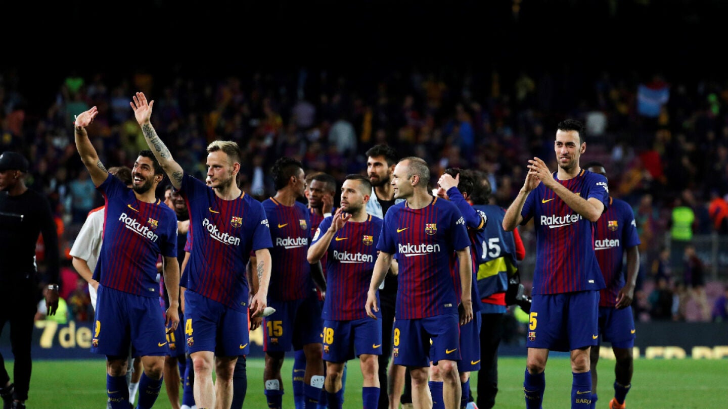 Los jugadores del Barcelona celebran la Liga y la Copa en el Camp Nou