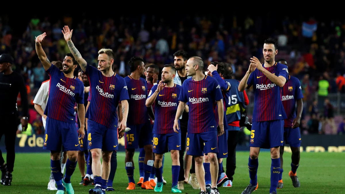 Los jugadores del Barcelona celebran la Liga y la Copa en el Camp Nou