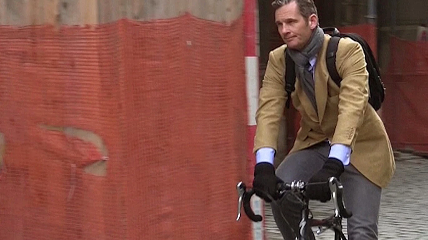 Iñaki Urdangarin rodando en bicicleta en Ginebra. 