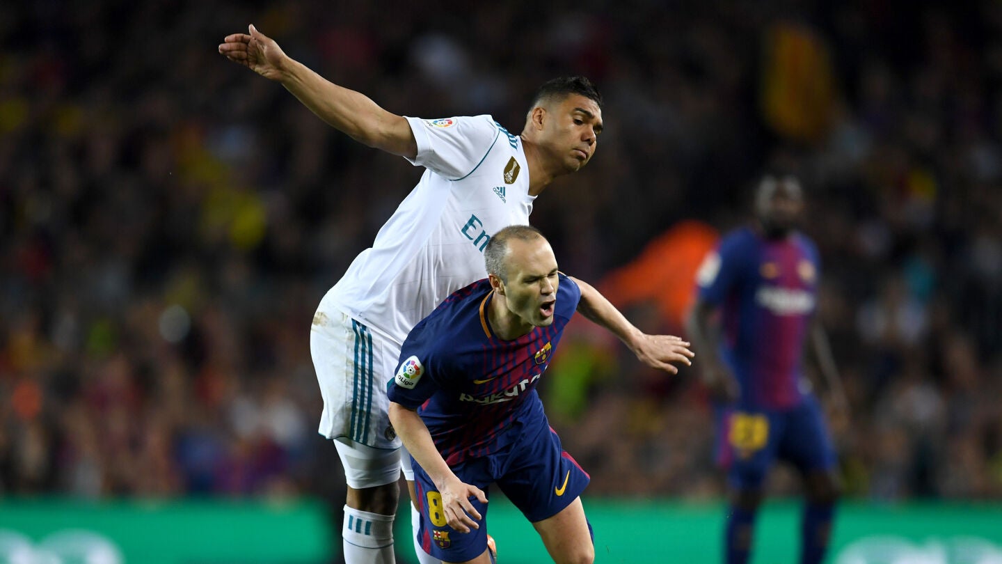 Casemiro en una acci&oacute;n con Iniesta