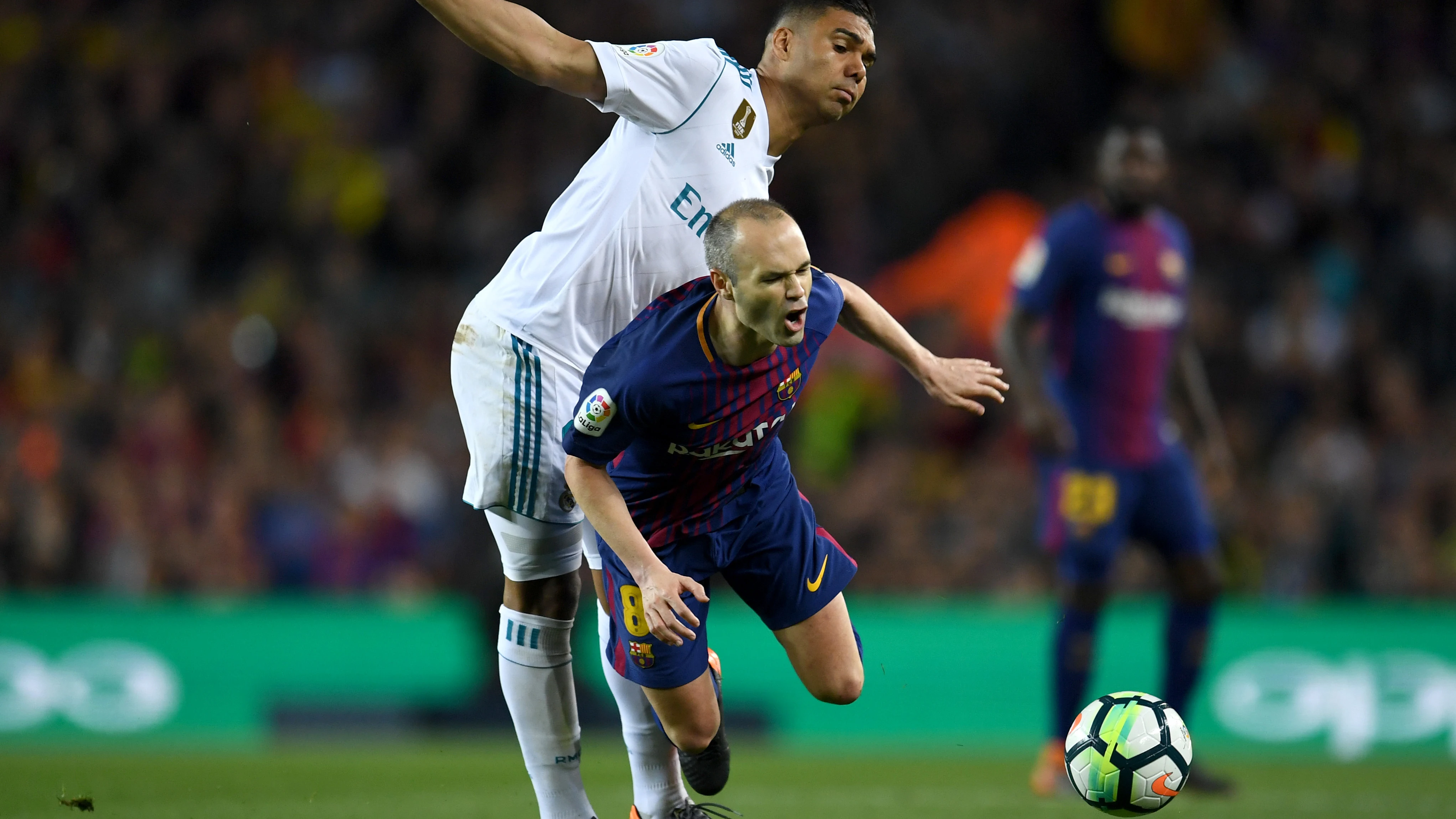 Casemiro en una acción con Iniesta