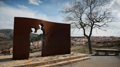 Monumento a Machado y Leonor Un tren que vuelve a los Campos de Castilla