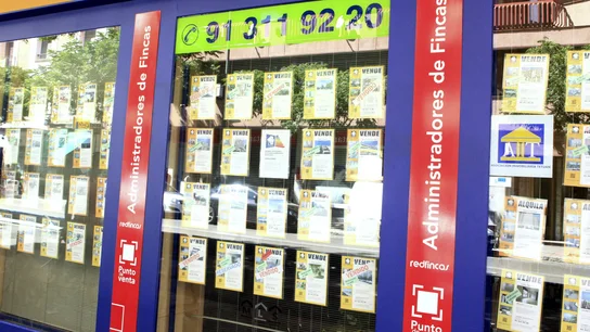 Imagen de archivo de un escaparate de una inmobiliaria en Barcelona, con anuncios de pisos en venta Imagen de archivo de un escaparate de una inmobiliaria en Barcelona, con anuncios de pisos en venta