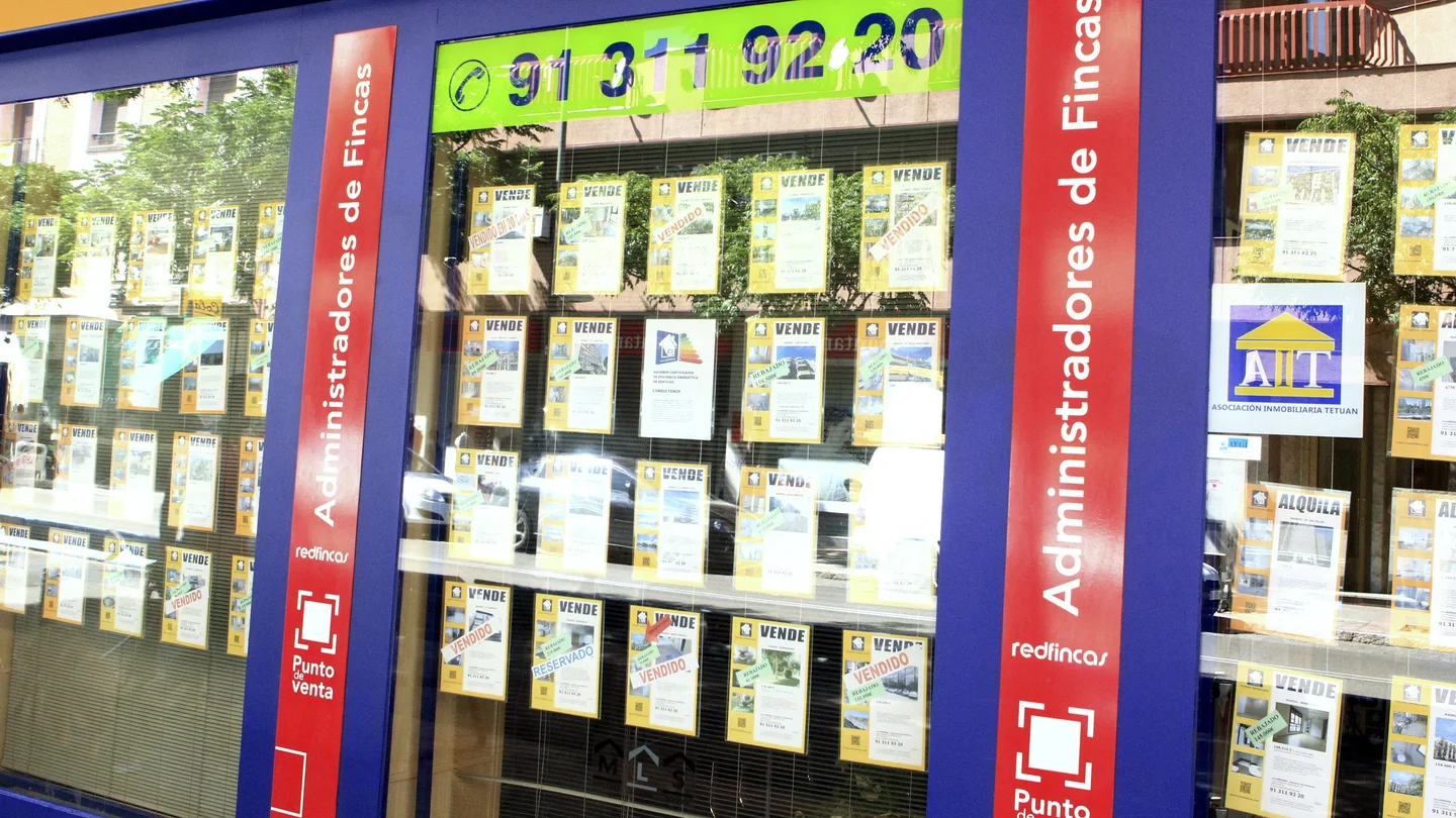Imagen de archivo de un escaparate de una inmobiliaria en Barcelona, con anuncios de pisos en venta Imagen de archivo de un escaparate de una inmobiliaria en Barcelona, con anuncios de pisos en venta