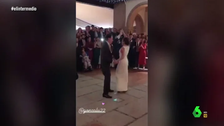 Ignacio González bailando en la boda de su hija