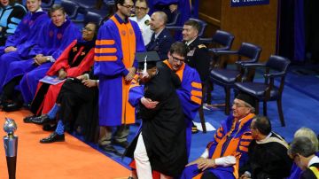 Trabajadores de la Universidad de Florida apartando a un afroamericano