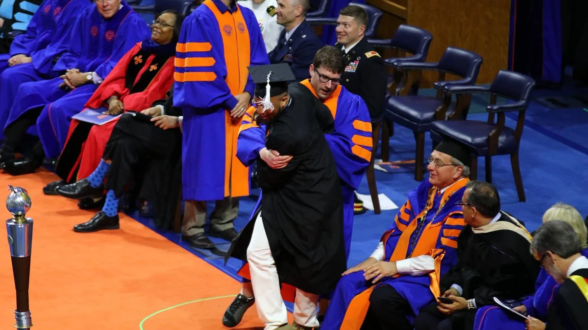 Trabajadores de la Universidad de Florida apartando a un afroamericano